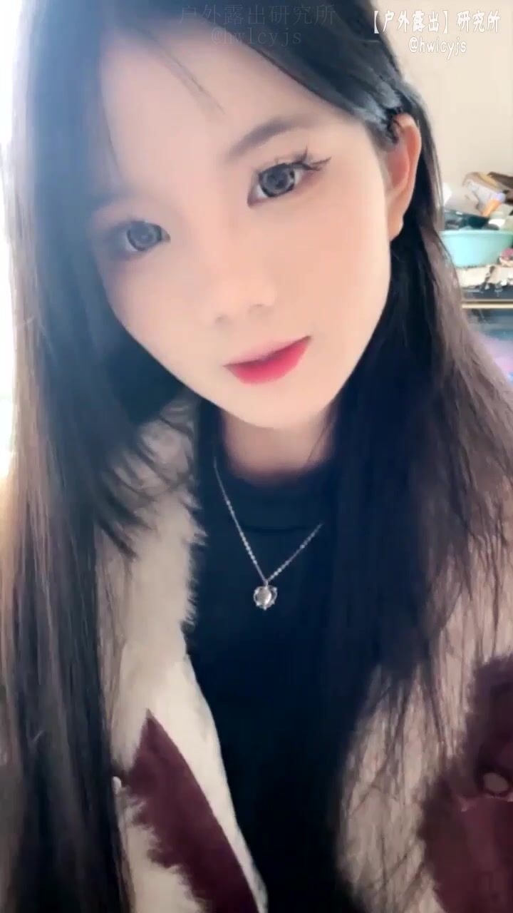 【水嫩宝宝】真实农村养鸡少女农村户外露出直播可爱内裤别跳蛋在院子里直播勾引农村大爷舔B