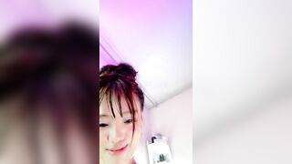 重磅【童话故事女孩】最屌喷射女王 浑身雪白粉嫩 淫水滋闺蜜一脸 百合5