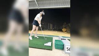 22岁少女【nidebaby】高尔夫跳蛋 会所勾搭技师 道具狂插 有钱人就是会玩5