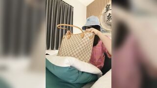 22岁少女【nidebaby】高尔夫跳蛋 会所勾搭技师 道具狂插 有钱人就是会玩6