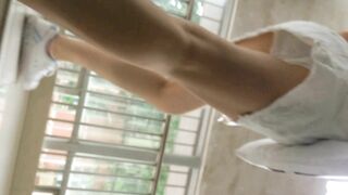 推荐 【大学生手持抄底】校园真实手动抄底学妹，屁股紧致，就像把头伸进裙子里一样，阴户饱满想嘬一口.