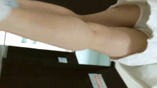 推荐 【大学生手持抄底】校园真实手动抄底学妹，屁股紧致，就像把头伸进裙子里一样，阴户饱满想嘬一口.