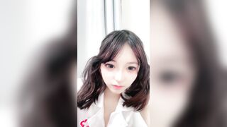 双马尾可爱稚嫩萝莉学妹【小围呐】下海福利，骚舞超级诱人~道具自慰流白浆