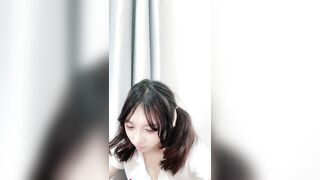 双马尾可爱稚嫩萝莉学妹【小围呐】下海福利，骚舞超级诱人~道具自慰流白浆