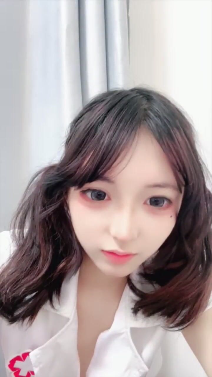 双马尾可爱稚嫩萝莉学妹【小围呐】下海福利，骚舞超级诱人~道具自慰流白浆