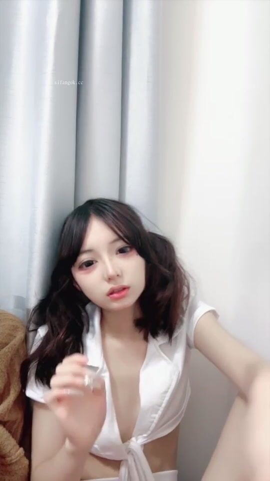 双马尾可爱稚嫩萝莉学妹【小围呐】下海福利，骚舞超级诱人~道具自慰流白浆1