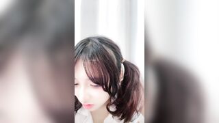 双马尾可爱稚嫩萝莉学妹【小围呐】下海福利，骚舞超级诱人~道具自慰流白浆2