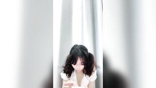 双马尾可爱稚嫩萝莉学妹【小围呐】下海福利，骚舞超级诱人~道具自慰流白浆2