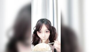 双马尾可爱稚嫩萝莉学妹【小围呐】下海福利，骚舞超级诱人~道具自慰流白浆2