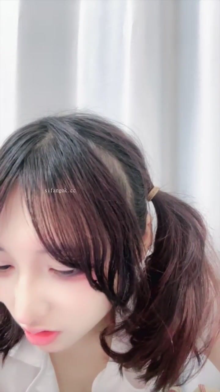 双马尾可爱稚嫩萝莉学妹【小围呐】下海福利，骚舞超级诱人~道具自慰流白浆2