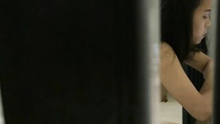 大神冒险趴窗真实偷拍邻居打工小姐姐全裸家中玩手机，阴毛浓密，小翘臀，鲍鱼清晰可见