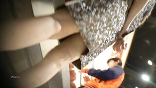 推荐 【商场抄底】电玩靓女似乎没穿内裤，包臀裙太棒了，龟男带着小女友买化妆品，也成功拿下