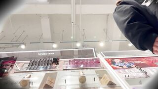 推荐 【商场抄底】电玩靓女似乎没穿内裤，包臀裙太棒了，龟男带着小女友买化妆品，也成功拿下1