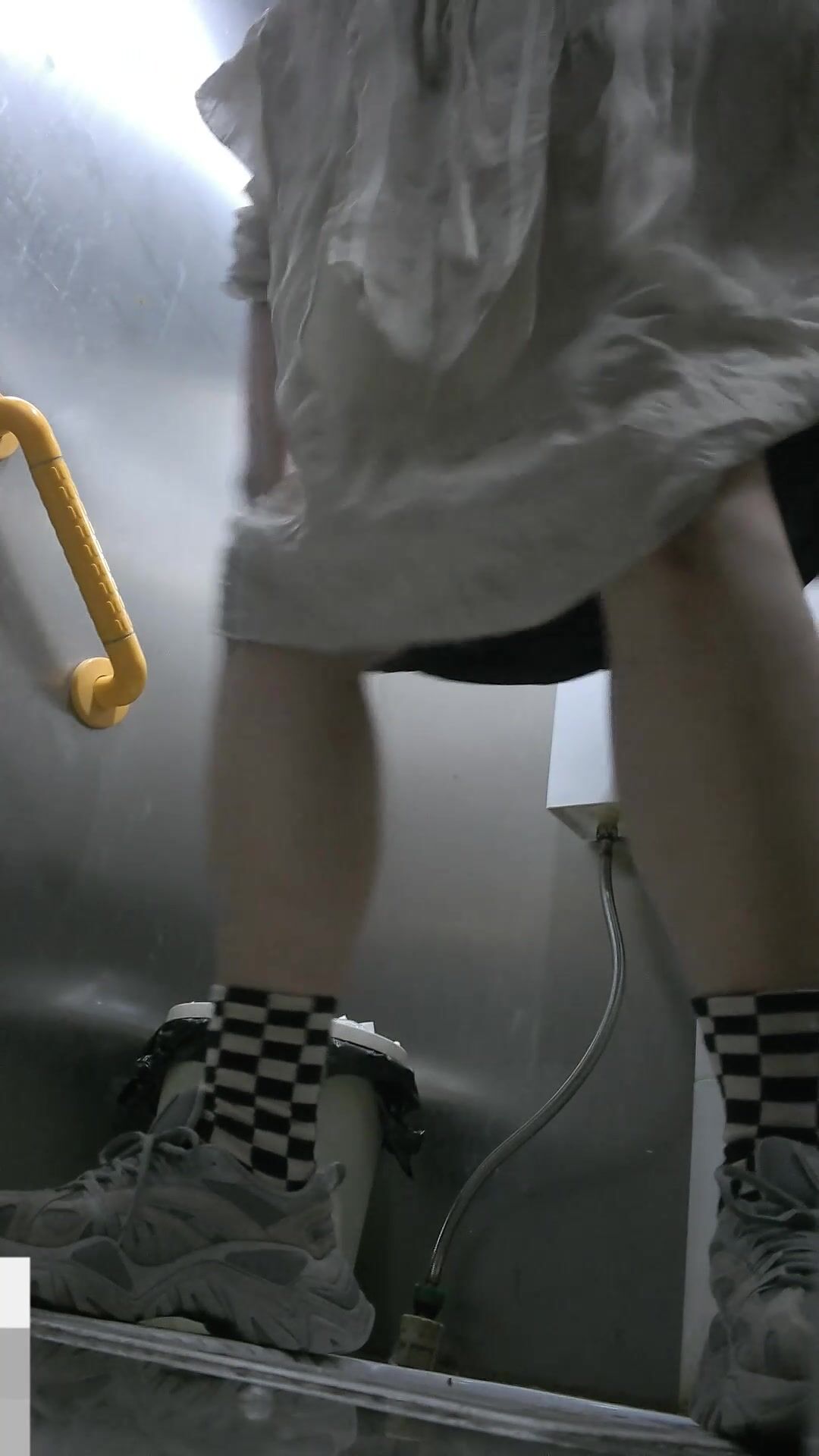 【经典厕拍】师范大学厕所偷拍青春靓丽的小姐姐们00