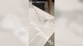 山东老牌熟妇淫妻博主「不一样的烟火」「紫金王朝」《熟女淫妻对单男就是体贴》一把冲过去跪地上帮单男口交，乳交一条龙.