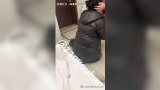 山东老牌熟妇淫妻博主「不一样的烟火」「紫金王朝」《熟女淫妻对单男就是体贴》一把冲过去跪地上帮单男口交，乳交一条龙.