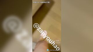 山东老牌熟妇淫妻博主「不一样的烟火」「紫金王朝」《熟女淫妻对单男就是体贴》一把冲过去跪地上帮单男口交，乳交一条龙.