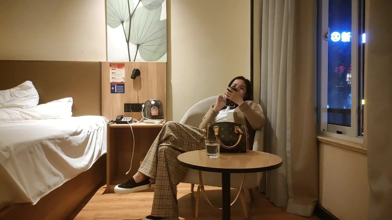 良家气质美少妇 多久做一次 两三天 那你还有别的人 跟我老婆 啊啊好舒服 快加油宝宝 被大哥无套内射 可惜射的太快