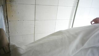 精品廁拍⑵，街邊公共女廁正面臉穴同框真實偷拍多位少女少婦方便，各種類型賞臉賞逼