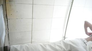 精品廁拍⑵，街邊公共女廁正面臉穴同框真實偷拍多位少女少婦方便，各種類型賞臉賞逼