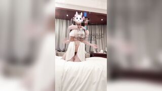 反差女大小母狗『三岁小宝宝』大大的小白兔，白又白！被爸爸抓着猛揉狂甩，一边干一边看着奶浪翻滚 最后射得满胸都是