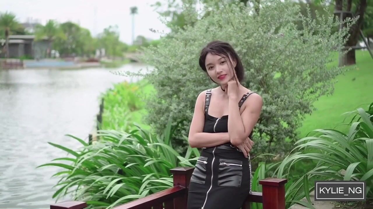 【野外露出】【JasmineJ9966】肛塞户外露出蹲在街角自慰时刻注意旁边有没有陌生人路过酒店大厅露出2