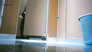 厕拍大神潜入美食城内女厕偷拍❤️顾客和服务员尿尿地面常年擦的十分光亮，反射的大屁股和真屁股遥相对应