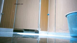 厕拍大神潜入美食城内女厕偷拍❤️顾客和服务员尿尿地面常年擦的十分光亮，反射的大屁股和真屁股遥相对应