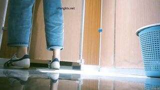 厕拍大神潜入美食城内女厕偷拍❤️顾客和服务员尿尿地面常年擦的十分光亮，反射的大屁股和真屁股遥相对应