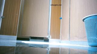 厕拍大神潜入美食城内女厕偷拍❤️顾客和服务员尿尿地面常年擦的十分光亮，反射的大屁股和真屁股遥相对应