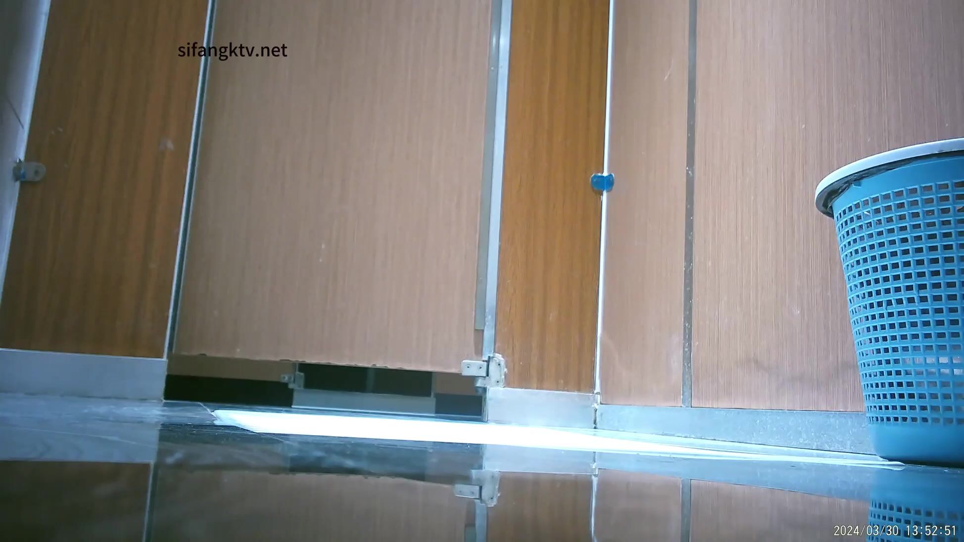 厕拍大神潜入美食城内女厕偷拍❤️顾客和服务员尿尿地面常年擦的十分光亮，反射的大屁股和真屁股遥相对应