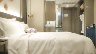 漂亮小少妇 不行戴套你老是这样 啊要来了快点 是不是射里面啦 身材高挑大长腿被小哥忽悠无套 操的抽搐瘫着床上 内射