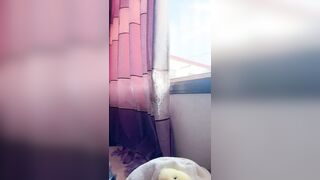 骚逼少妇老公和孩子在家也跟狼友发骚，脱光了揉奶玩逼，在床上摸着正爽孩子突然进来快吓死她了，火速围观