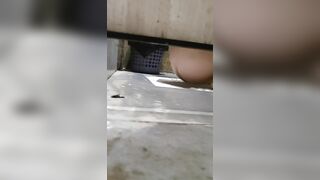 最新6月流出勇闯女厕,在厕所脱光做爱,醉酒呕吐摔倒在呕吐物上逼朝天 还对着妹子打飞机