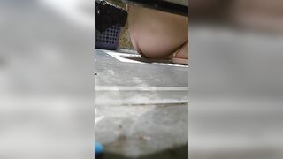 最新6月流出勇闯女厕,在厕所脱光做爱,醉酒呕吐摔倒在呕吐物上逼朝天 还对着妹子打飞机