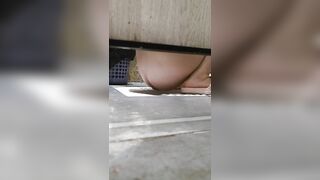 最新6月流出勇闯女厕,在厕所脱光做爱,醉酒呕吐摔倒在呕吐物上逼朝天 还对着妹子打飞机