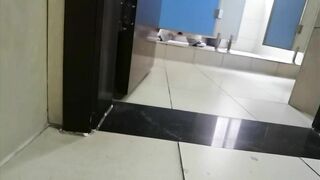 ☀️最新6月流出勇闯女厕,在厕所脱光做爱,醉酒呕吐摔倒在呕吐物上逼朝天 还对着妹子打飞机02