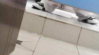 ☀️最新6月流出勇闯女厕,在厕所脱光做爱,醉酒呕吐摔倒在呕吐物上逼朝天 还对着妹子打飞机02