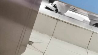 ☀️最新6月流出勇闯女厕,在厕所脱光做爱,醉酒呕吐摔倒在呕吐物上逼朝天 还对着妹子打飞机02