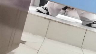 ☀️最新6月流出勇闯女厕,在厕所脱光做爱,醉酒呕吐摔倒在呕吐物上逼朝天 还对着妹子打飞机02