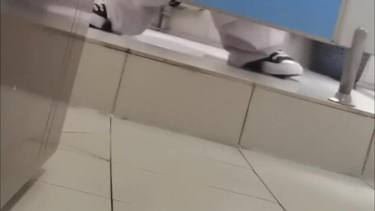 ☀️最新6月流出勇闯女厕,在厕所脱光做爱,醉酒呕吐摔倒在呕吐物上逼朝天 还对着妹子打飞机02