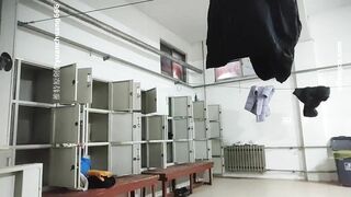 东北某野鸡大学澡堂子内部员工偷拍多位白白嫩嫩的学妹洗澡换衣服