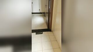 最新6月流出勇闯女厕,在厕所脱光做爱,醉酒呕吐摔倒在呕吐物上逼朝天 还对着妹子打飞机10