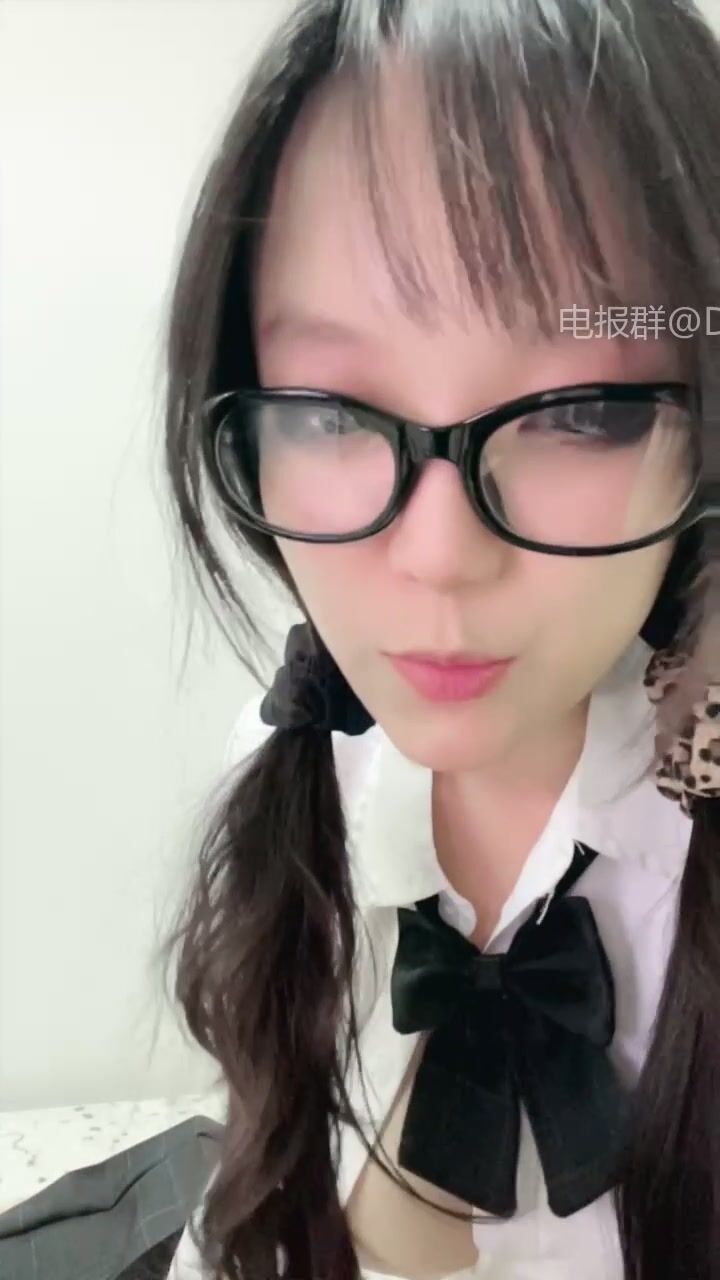 ♦️新人眼镜校花 十个眼镜九个骚 闷骚型丝袜大长腿舌钉口爆啪啪