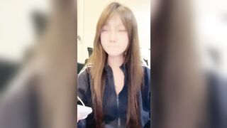 ⚫️6月新品，一线天粉屄精神小妹【梨花诗】下海福利，道具自慰，水狂喷2