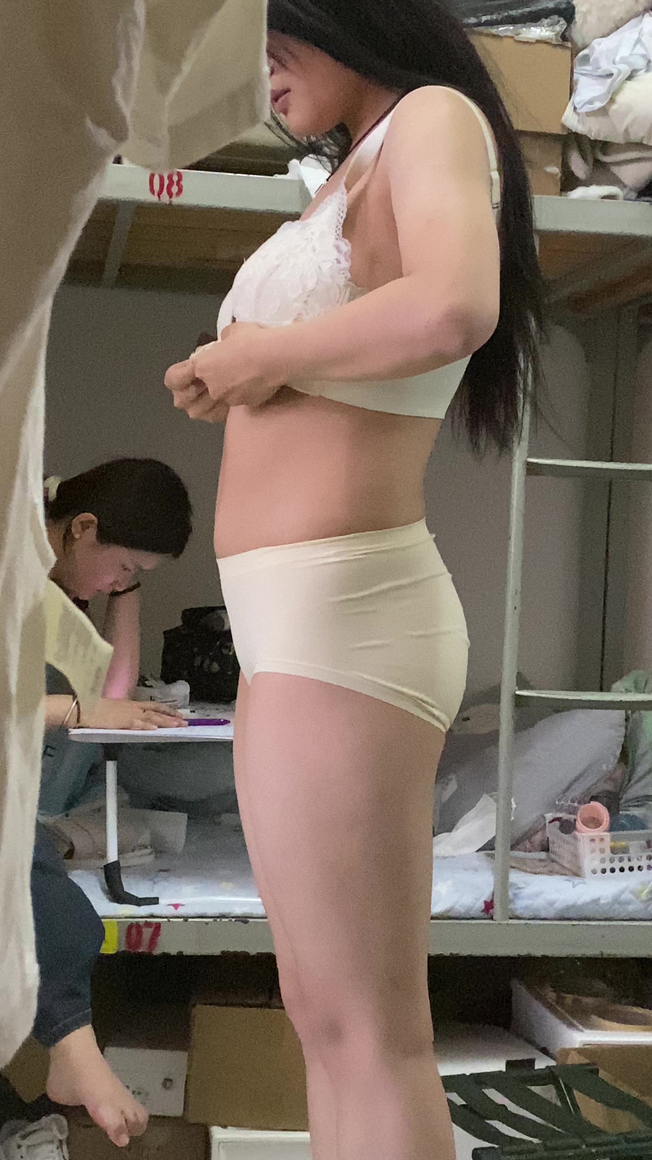 【學生宿舍偷拍】偷拍同學宿舍 全裸換衣服！