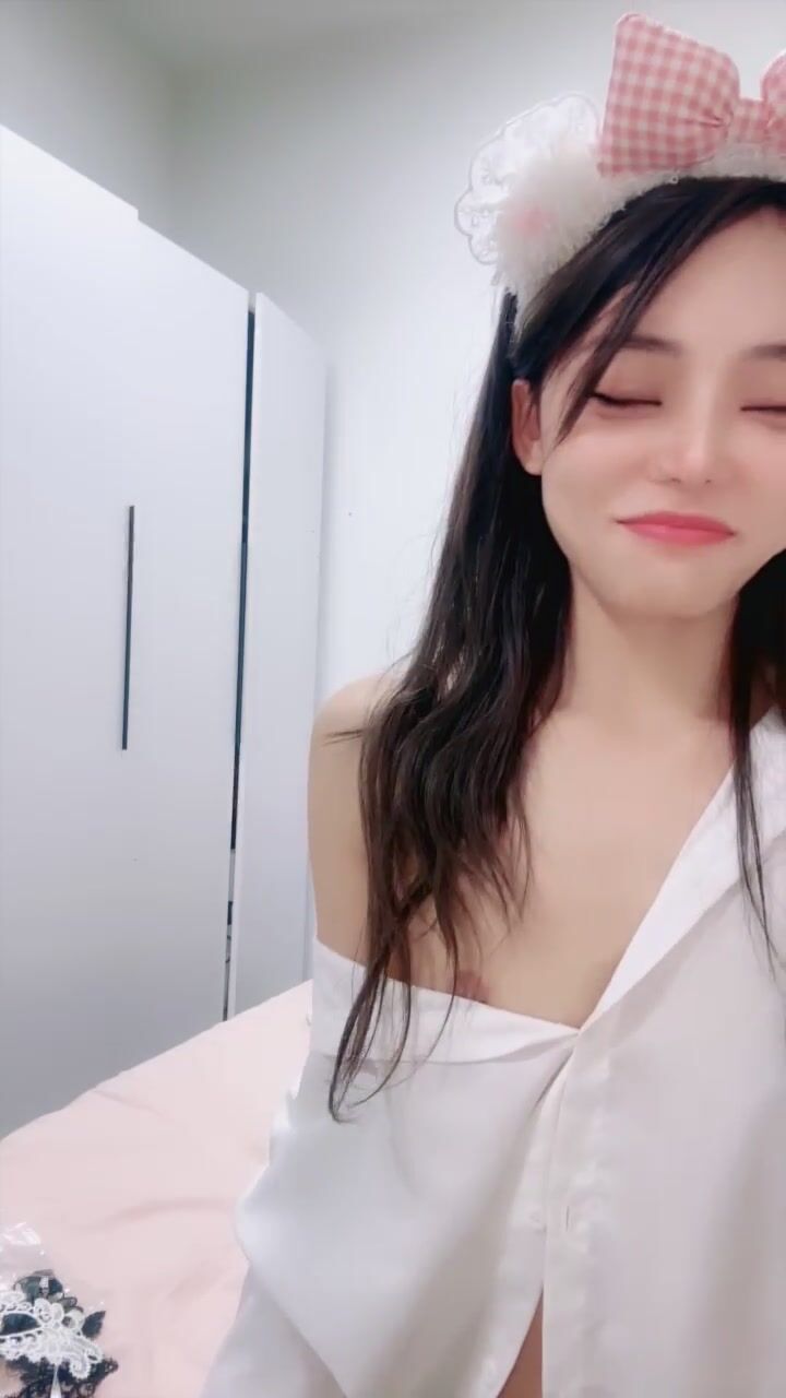 贫乳姐姐超甜！【甜甜的味】合集，大尺度骚逼自慰很诱人2