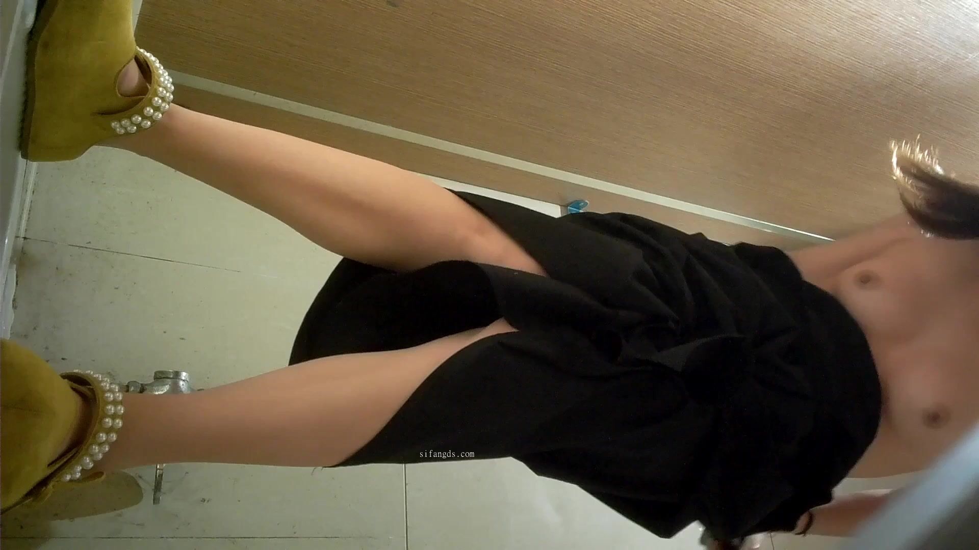 2026年极品厕拍KTV酒吧全景偷拍各种黑丝JK小姐姐的小骚逼2