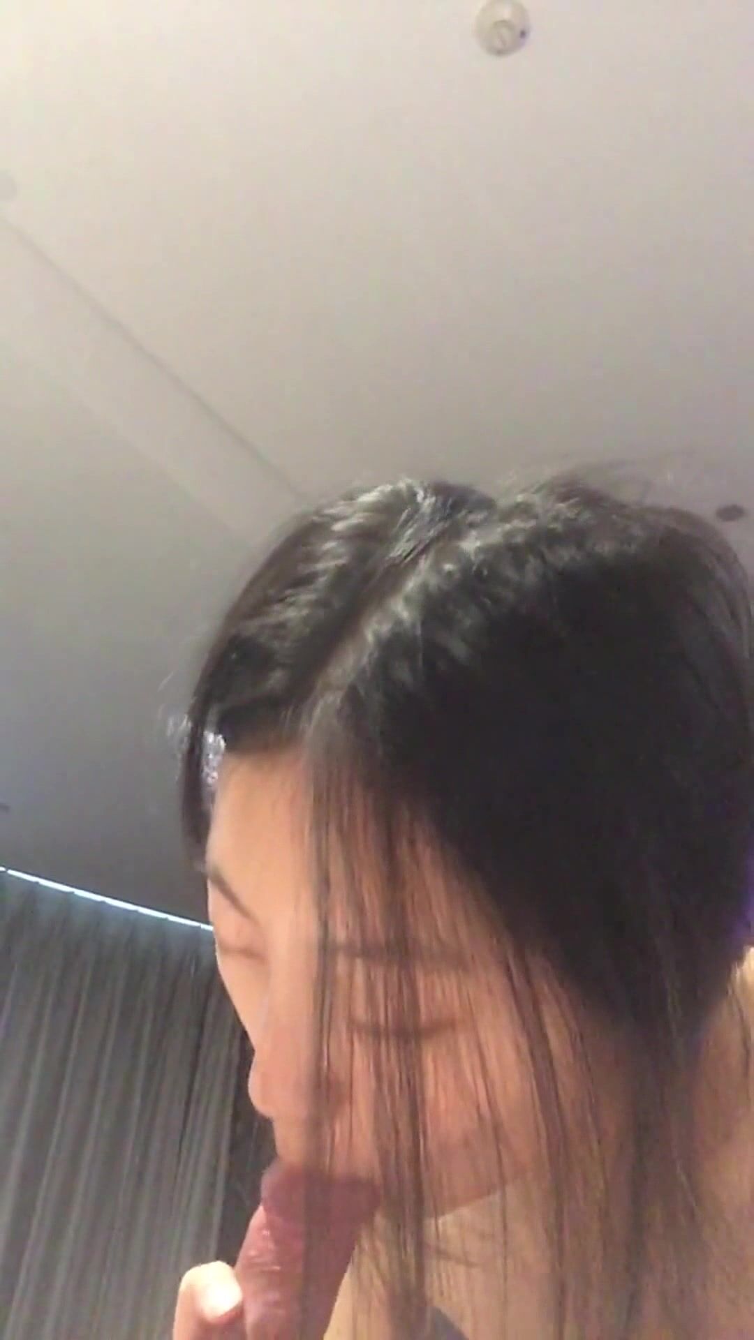 校花無奈下海遭爆操 後入猛操全程騷話連篇 肉棒在身體裏抽送酥爽起伏 緊抓床單感受淫蕩交合