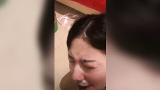 少妇沈某家中带孩子被情人强行按倒床上1